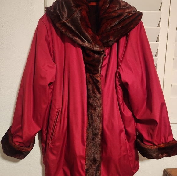 Red faux fur reversible coat - Picture 6 of 11